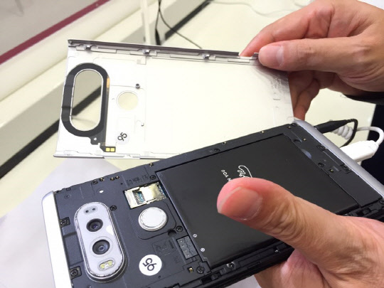 LG전자 'V20'은 뒷면 커버를 벗겨내 배터리를 교체하는 방식을 채택했다.